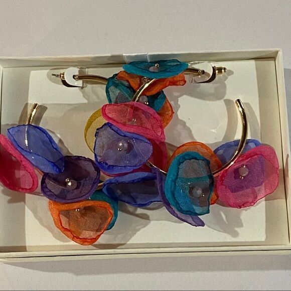 C&C CALIFORNIA Floral HOOP Earrings NWT Hoops - Picture 7 of 8